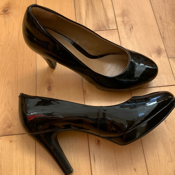 Clarks soft cushion pumps. Black . Size 6 1/2 fit like a 7. - Picture 5 of 6